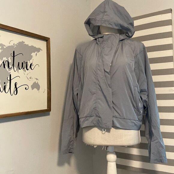 Fabletics Gray Lightweight Hooded Cropped Rain Jacket Size Large - Picture 1 of 10